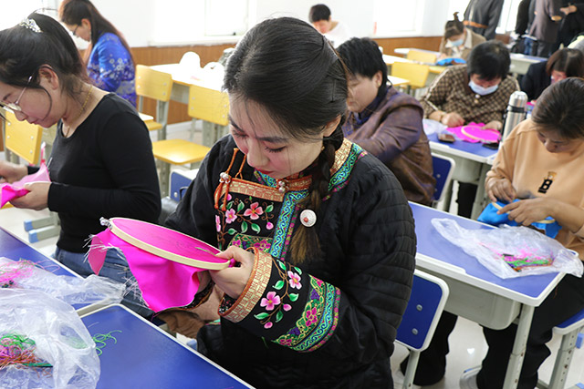 學(xué)員正在認(rèn)真制作刺繡作品-。張艷爽攝