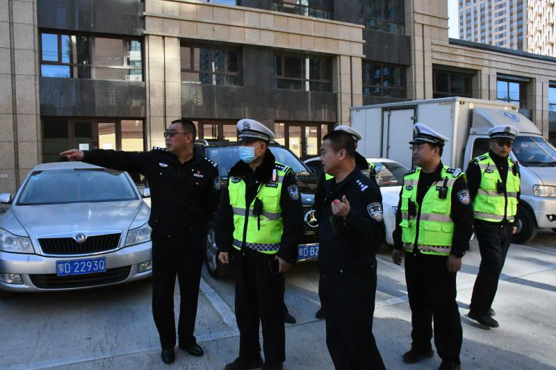 赤峰市公安交通管理支隊民警在執法現場調研,討論解決方案。受訪者供圖