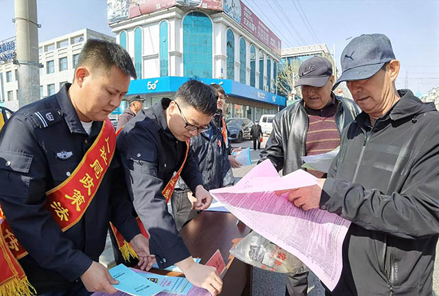 開魯縣人社局為群眾送政策,解決群眾的“急難愁盼”問題。霍金鑫攝