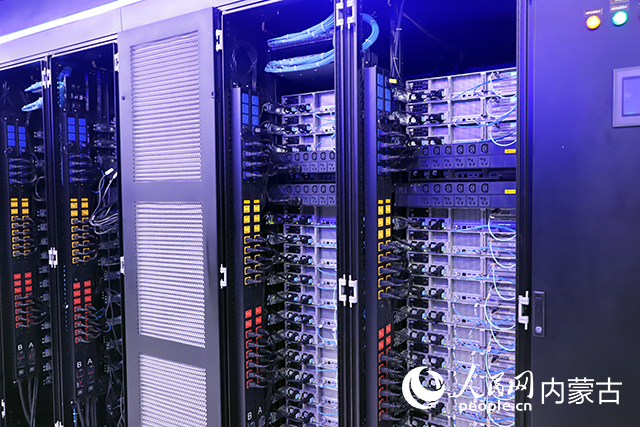 內蒙古高性能計算公共服務平臺機房。人民網 苗陽攝