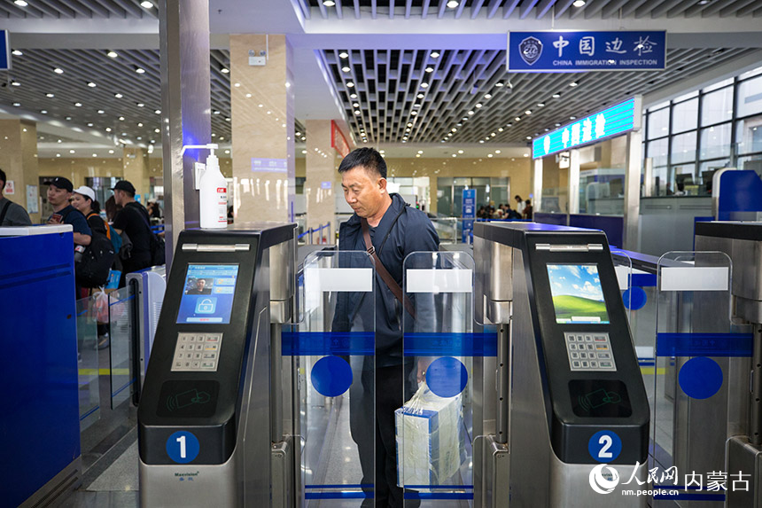 旅客從二連浩特公路口岸快捷通道通關。胡富國攝