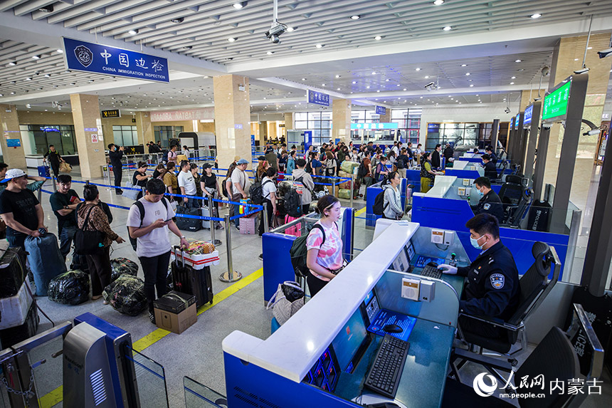 旅客從二連浩特公路口岸通關。胡富國攝
