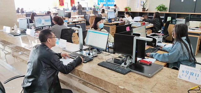 辦事人張寶利攜帶證件到人社大廳辦理失業證