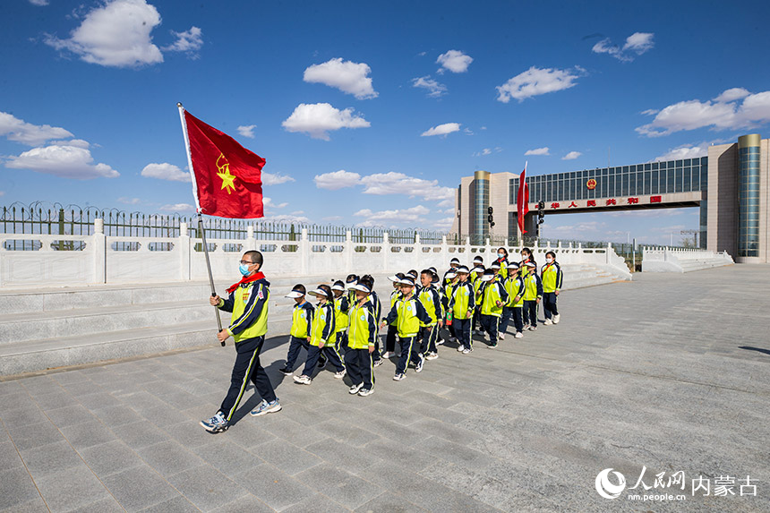 二連出入境邊防檢查站民警為學(xué)生們開(kāi)展愛(ài)國(guó)主義教育。楊金燁攝