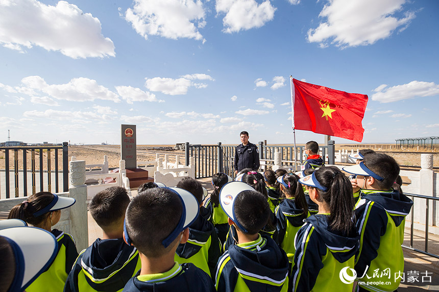 二連出入境邊防檢查站民警為學生們開展愛國主義教育。楊金燁攝