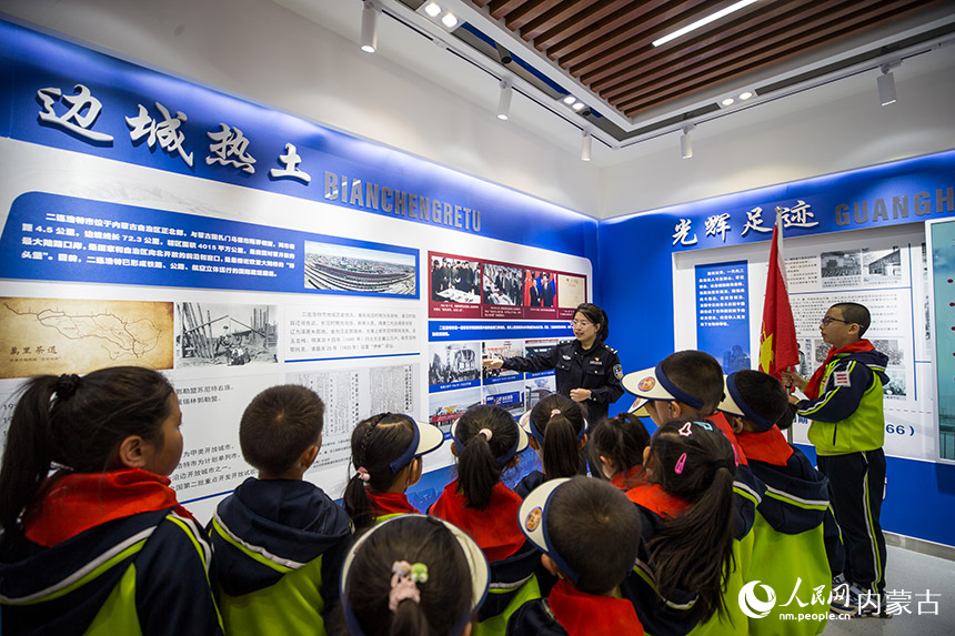 二連浩特市第二小學學生參觀站史館。楊金燁攝