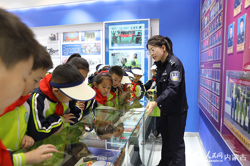 二連浩特市第二小學(xué)學(xué)生參觀站史館。楊金燁攝