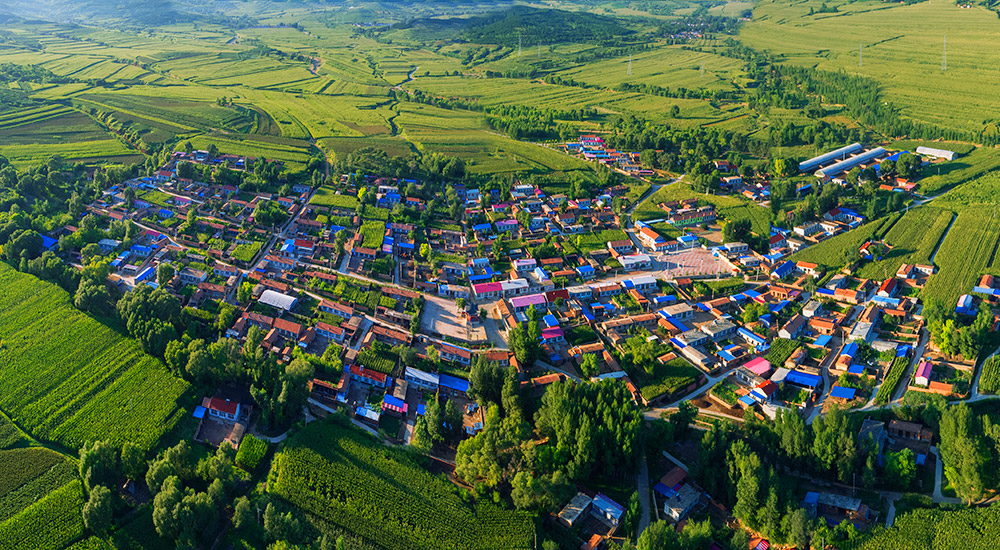 群山環繞小山村