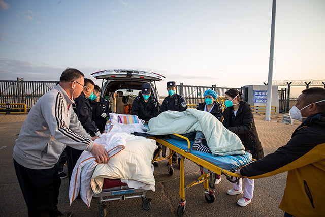 圖2：2023年5月26日，二連出入境邊防檢查站執勤民警協助醫護人員將患者轉移至中方救護車。