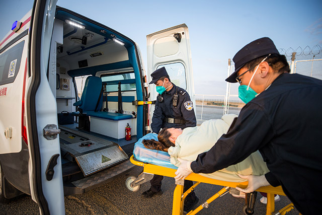 圖5：2023年5月26日，二連出入境邊防檢查站執勤民警協助醫護人員將患者轉移至中方救護車。