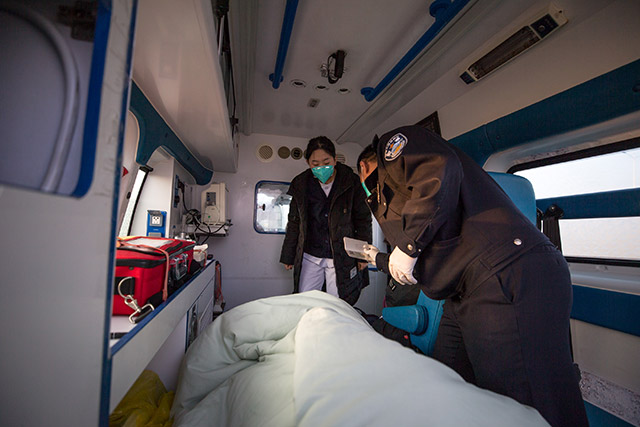 圖6：2023年5月26日，二連出入境邊防檢查站執勤民警進行現場人證對照。