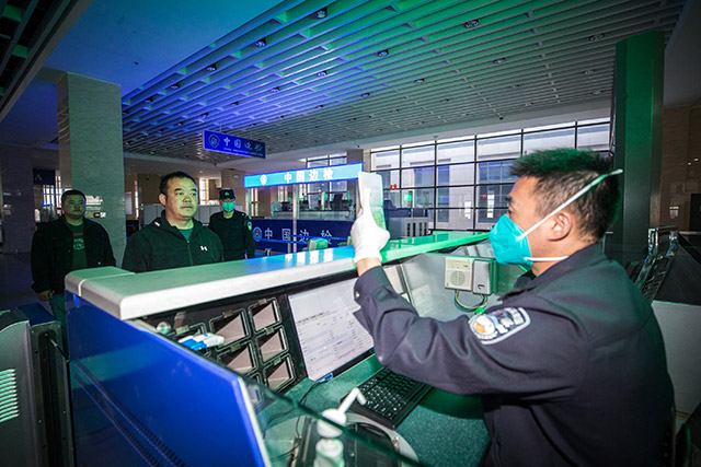 圖7：2023年5月26日，二連出入境邊防檢查站執勤民警為陪護家屬辦理通關手續。