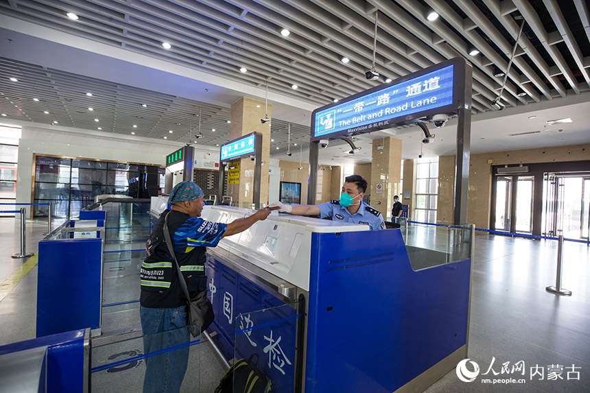 二連出入境邊防檢查站開通“一帶一路”專用通道快速驗放旅游團成員。胡富國攝