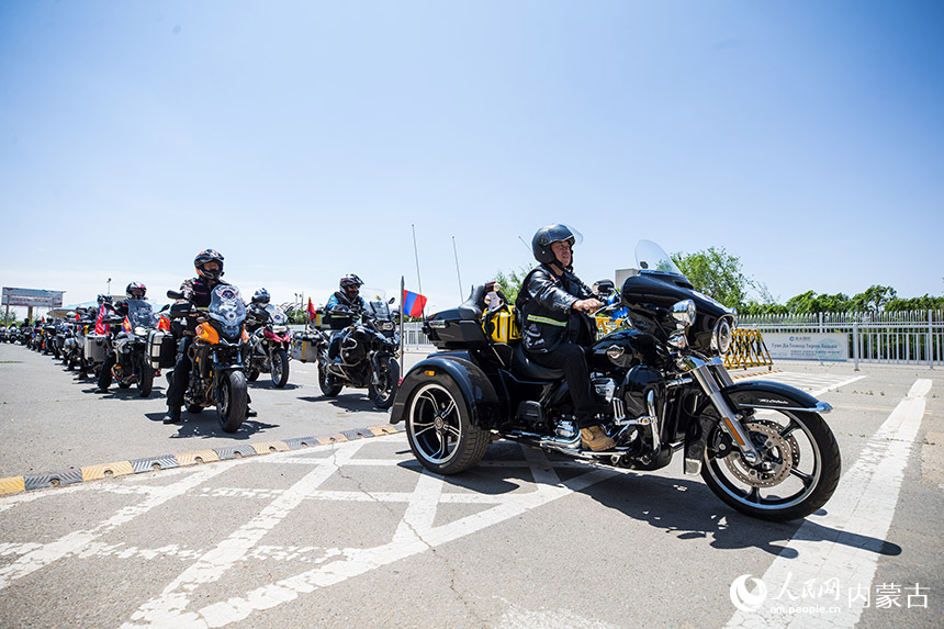 摩托車自駕旅游團從二連浩特公路口岸出境。胡富國攝