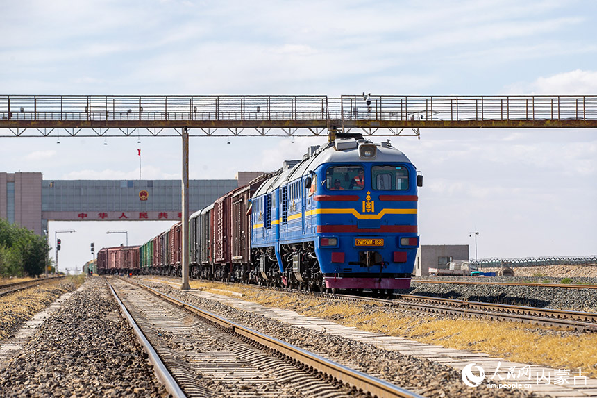 穿梭在二連浩特國門下的出入境列車。楊金燁攝