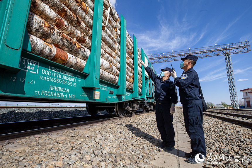 二連出入境邊防檢查站移民管理警察正在查驗出入境列車。楊金燁攝