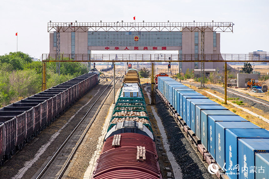 繁忙的二連浩特鐵路口岸。楊金燁攝