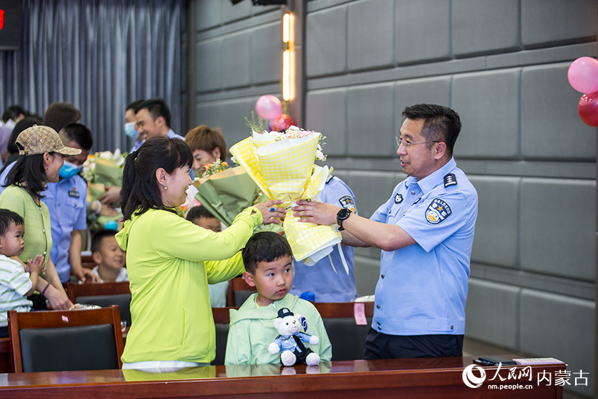 在“傾聽心聲”環(huán)節(jié),民警并將賀卡和鮮花親手送到最愛的人手中。楊金燁攝