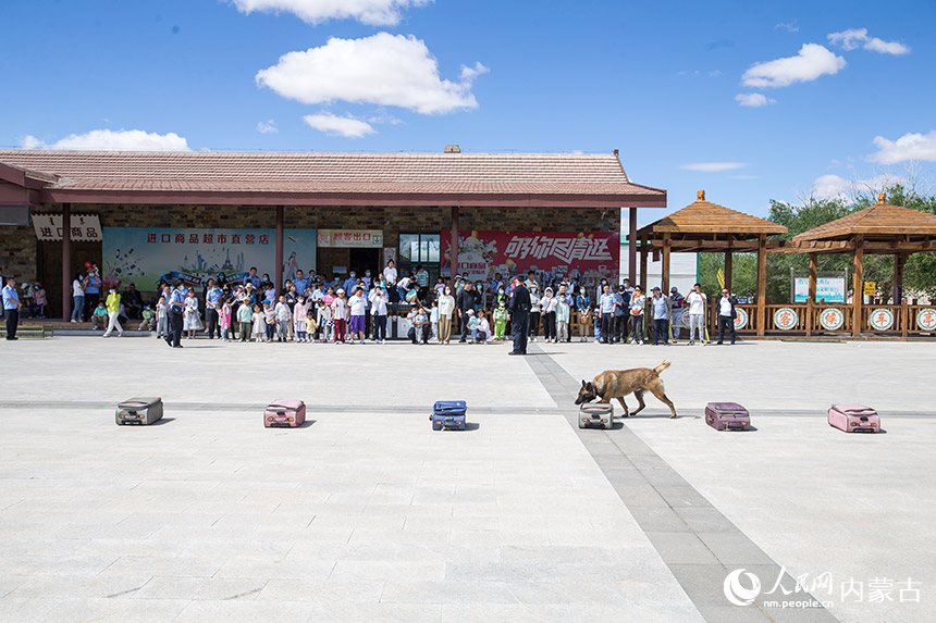 移民管理警察和家屬觀看警犬戰(zhàn)術(shù)表演。楊金燁攝