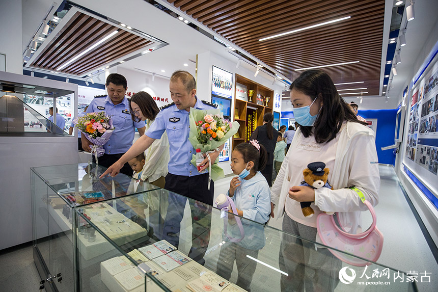 移民管理警察和家屬參觀站史館,了解光榮歷史和榮譽積淀。楊金燁攝