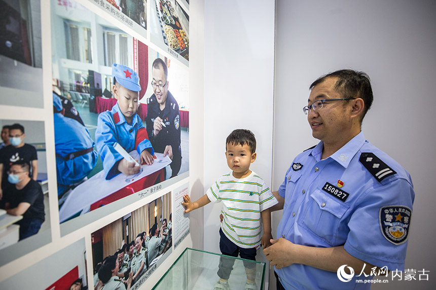 移民管理警察和家屬參觀站史館,了解光榮歷史和榮譽(yù)積淀。楊金燁攝