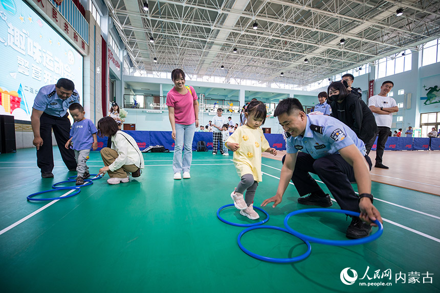民警和家屬共同參加親子趣味運動會。楊金燁攝