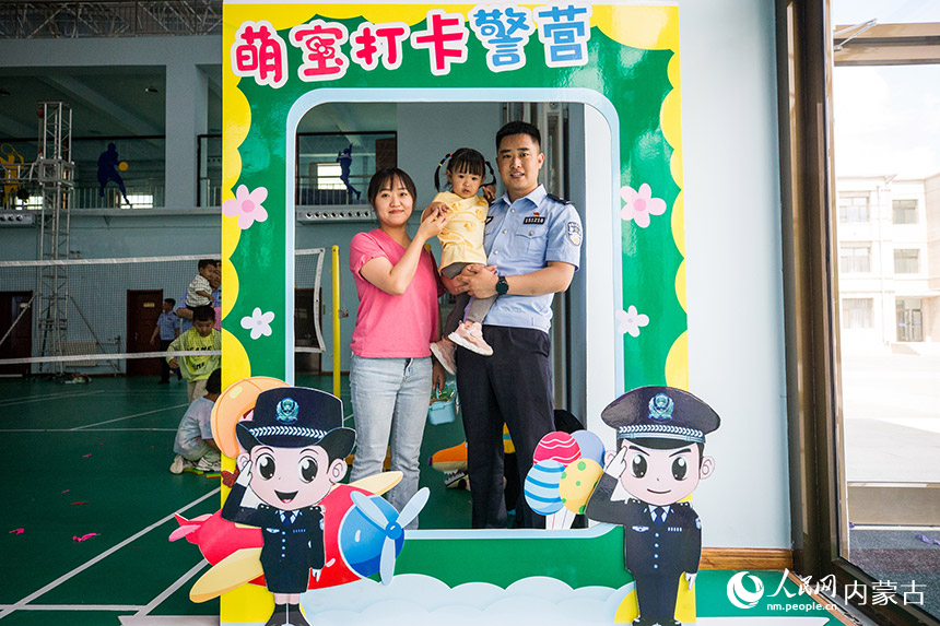 民警和家屬在警營打卡處拍照留念。楊金燁攝