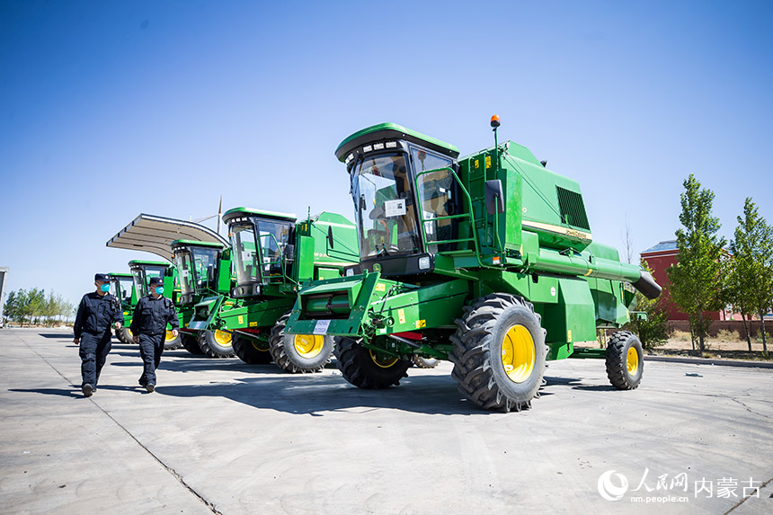 二連出入境邊防檢查站執勤民警對出口蒙古國的商品車進行車體檢查。郭鵬杰攝