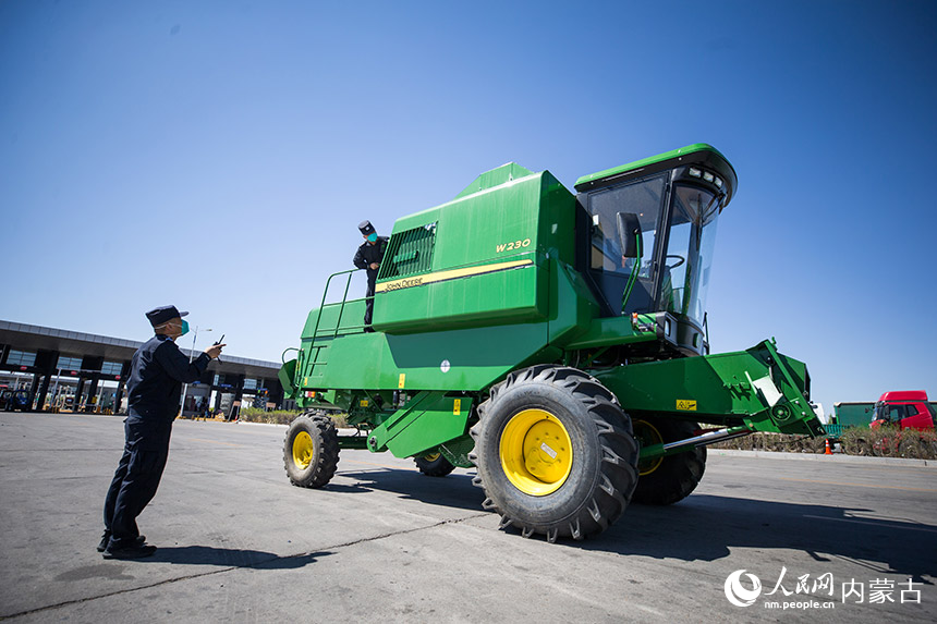二連出入境邊防檢查站執勤民警對出口蒙古國的商品車進行車體檢查。郭鵬杰攝