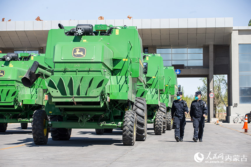 二連出入境邊防檢查站執勤民警對出口蒙古國的商品車進行車體檢查。郭鵬杰攝