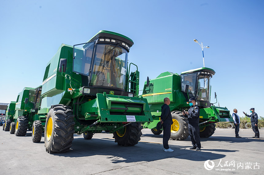 二連出入境邊防檢查站執勤民警查驗貨車司機通關證件。郭鵬杰攝