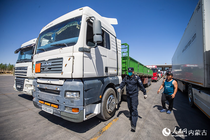 二連出入境邊防檢查站執勤民警對通關車輛進行車體檢查。郭鵬杰攝