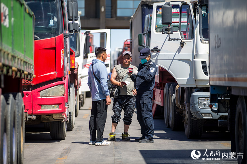 二連出入境邊防檢查站執勤民警查驗貨車司機通關證件。郭鵬杰攝