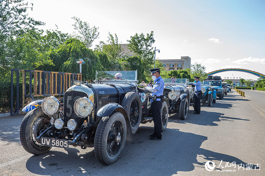 二連出入境邊防檢查站移民管理警察為自駕旅游團(tuán)辦理入境通關(guān)手續(xù)。郭鵬杰攝