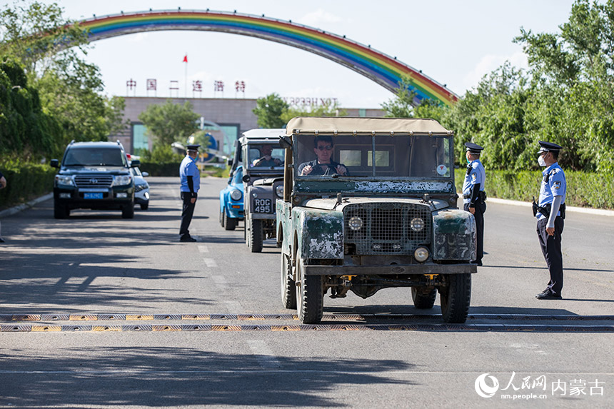 二連出入境邊防檢查站移民管理警察為自駕旅游團辦理入境通關手續。郭鵬杰攝