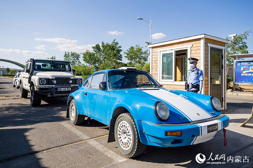 二連出入境邊防檢查站移民管理警察為自駕旅游團(tuán)辦理入境通關(guān)手續(xù)。郭鵬杰攝