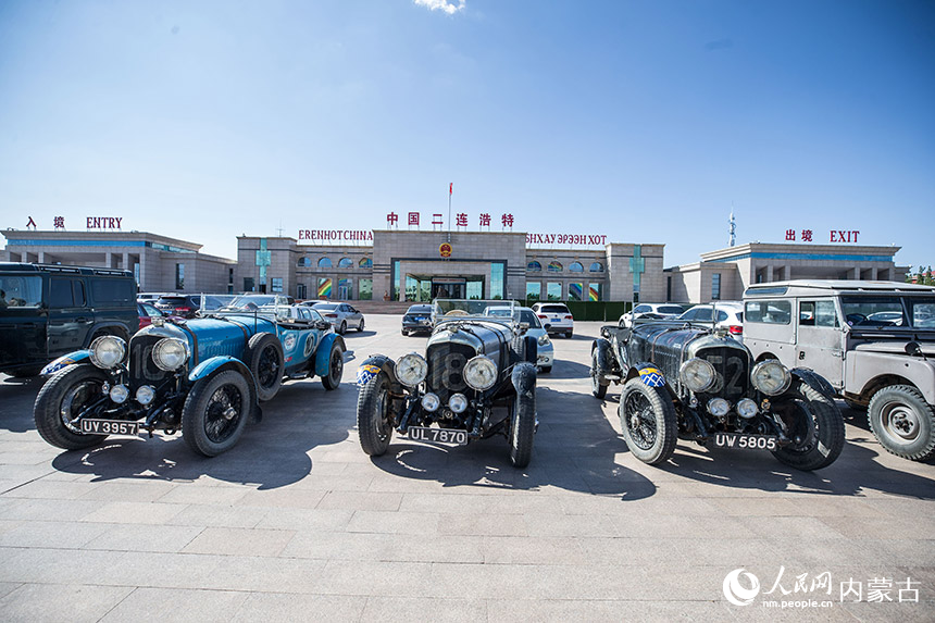 自駕車(chē)旅游團(tuán)從內(nèi)蒙古二連浩特公路口岸入境。郭鵬杰攝