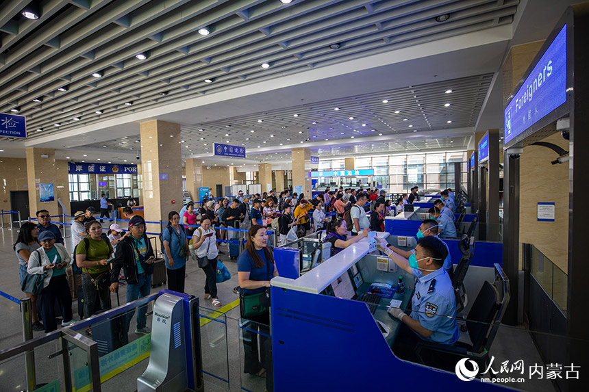 繁忙的二連浩特公路口岸內,移民管理警察正在高效驗放旅客。楊金燁攝