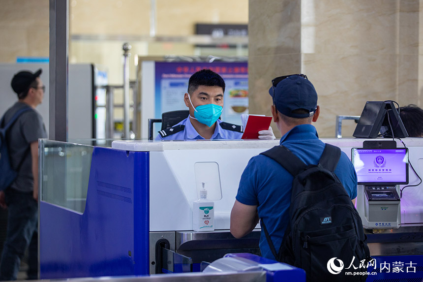 繁忙的二連浩特公路口岸內,移民管理警察正在高效驗放旅客。楊金燁攝