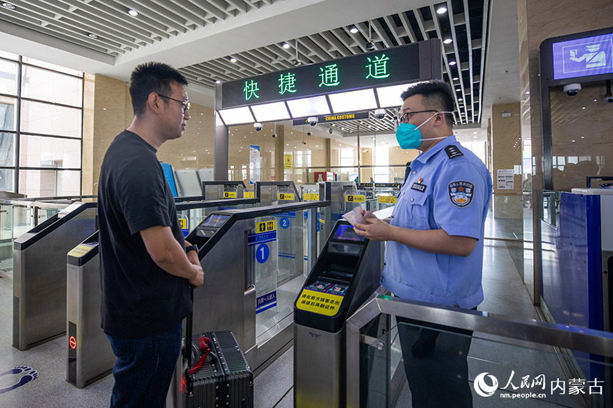 移民管理警察為旅客提供通關咨詢服務。楊金燁攝