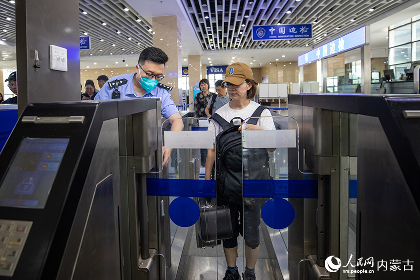 入境旅客持護照在快捷通道便利通關。楊金燁攝