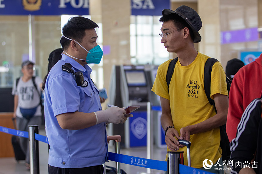 移民管理警察為旅客提供通關(guān)咨詢服務(wù)。楊金燁攝