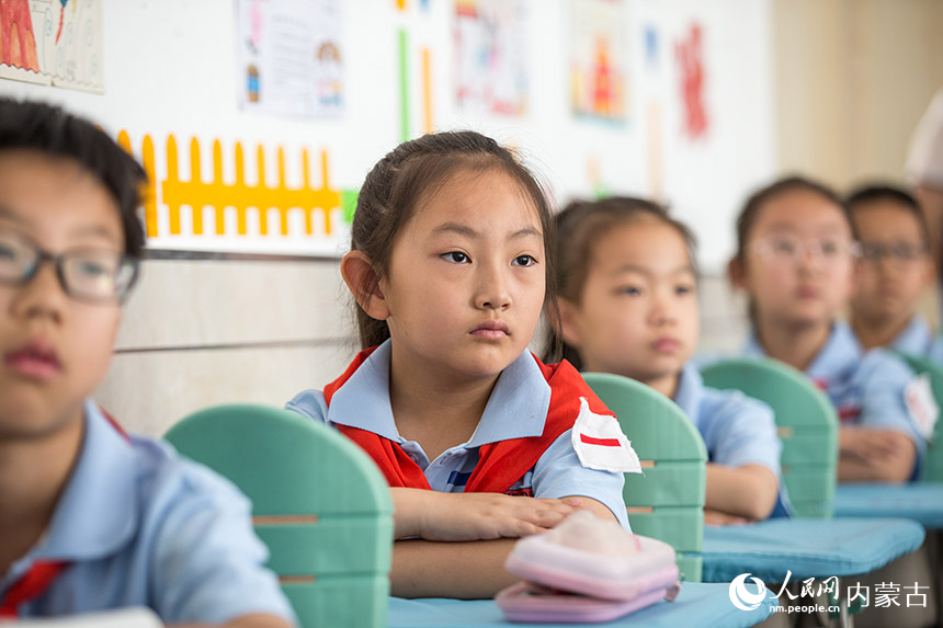 二連浩特市第三小學學生認真聆聽警察叔叔的講課。郭鵬杰攝