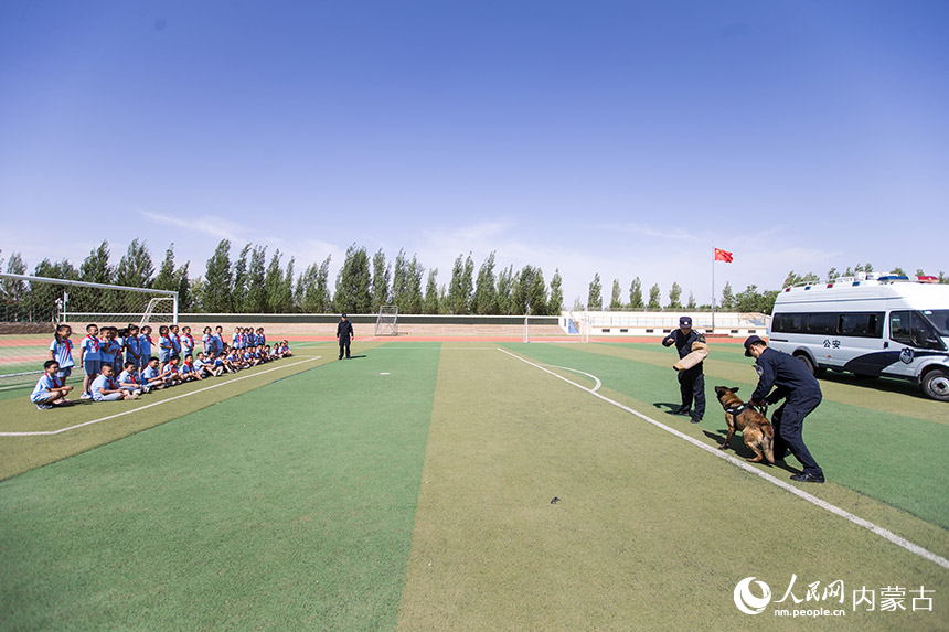 二連出入境邊防檢查站移民管理警察為學生們進行警犬戰術表演。郭鵬杰攝