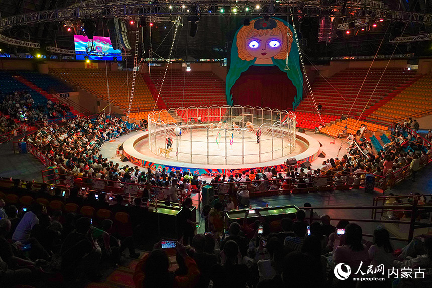 滿洲里市套娃廣場表演吸引全國各地游客觀看。呂昊俊攝