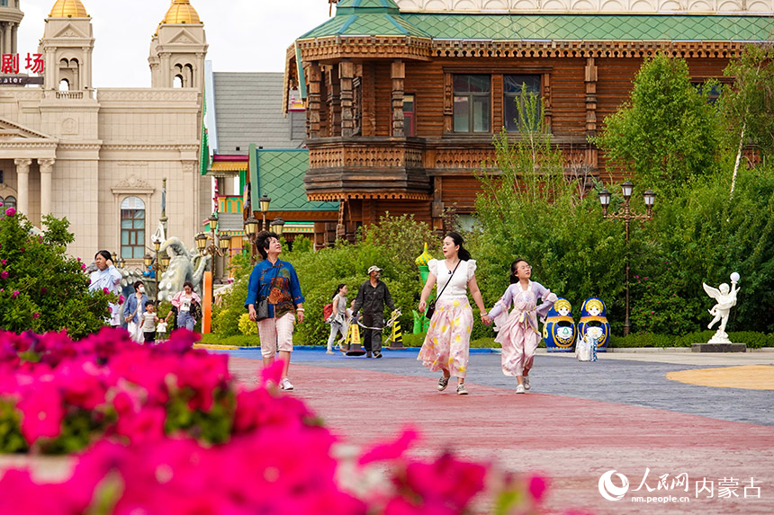 滿洲里市套娃廣場游人如織。呂昊俊攝