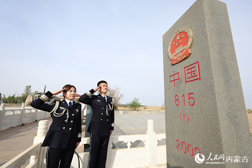 雙警夫婦景瑞、李冬雪向日夜守護的界碑敬禮。楊金燁攝