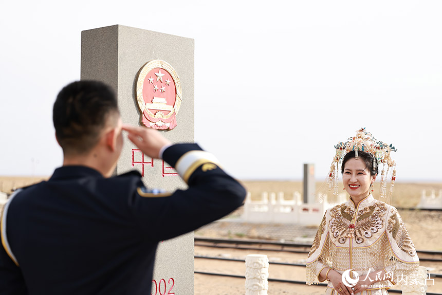 在日夜守護的界碑前,一對新人許下愛的諾言。楊金燁攝