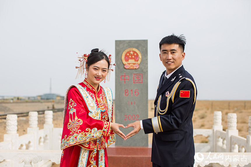 在日夜守護的界碑前,一對新人許下愛的諾言。楊金燁攝