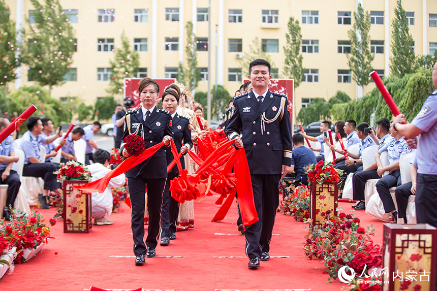 17對新人手牽紅球步入新婚殿堂。楊金燁攝